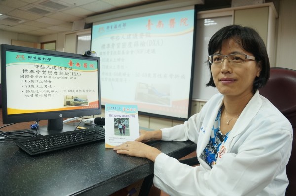 衛福部台南醫院家醫科主治醫師陳英貞提醒民眾要注意骨質疏鬆問題。(圖由台南醫院提供)