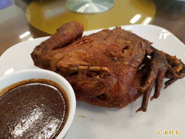 「山寨」餐廳招牌料理「山寨雞」,將放山雞以中藥滷汁滷過再酥炸,淋上特製麥芽沙茶醬汁,已成顧客必點的料理。(記者王涵平攝)