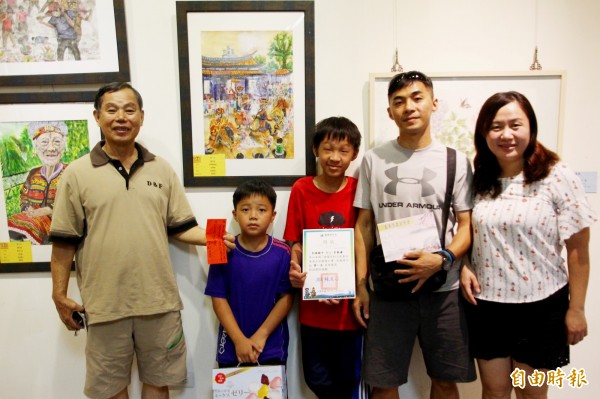 李秉謙（中）獲得梅嶺美術文教基金會第五屆學生繪畫比賽國中組第一名，家人都很開心。（記者林宜樟攝）