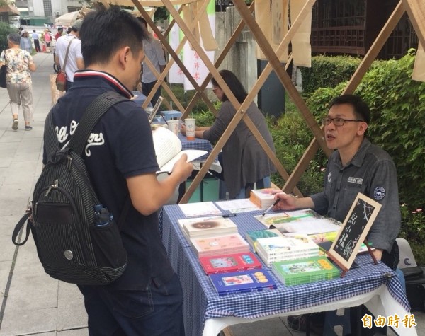 台中文學季開幕首日舉辦作家文學市集。（記者蔡淑媛攝）