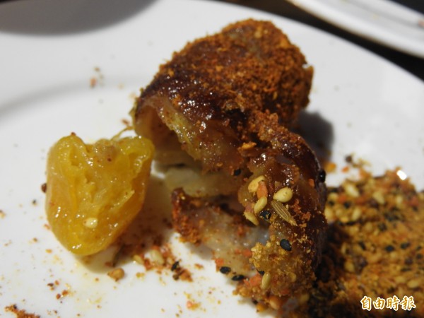肉片包夾蜂蜜金桔,意想不到的美味絕配。(記者洪瑞琴攝)