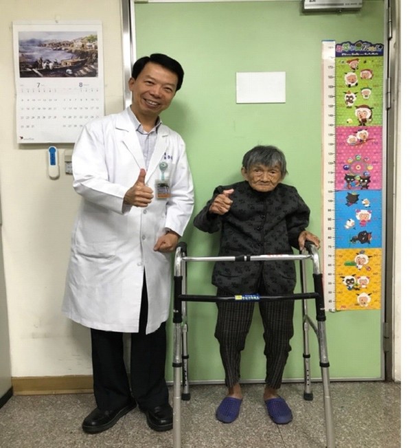 李孔嘉醫師(左)運用新型脊椎微創手術為98歲阿嬤解除下背疼痛之苦。(記者丁偉杰翻攝)