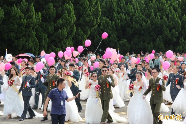 148對新人手持喜氣洋洋氣球,緩緩步入婚禮會場。(記者許倬勛攝) 148對新人手持喜氣洋洋氣球,緩緩步入婚禮會場。(記者許倬勛攝)