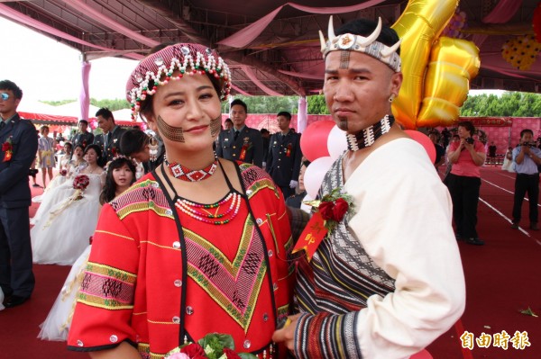周威廷與太太尤莉.達亞,婚禮上2人穿上泰雅傳統服飾,成為婚禮一大亮點。(記者許倬勛攝) 周威廷與太太尤莉.達亞,婚禮上2人穿上泰雅傳統服飾,成為婚禮一大亮點。(記者許倬勛攝)