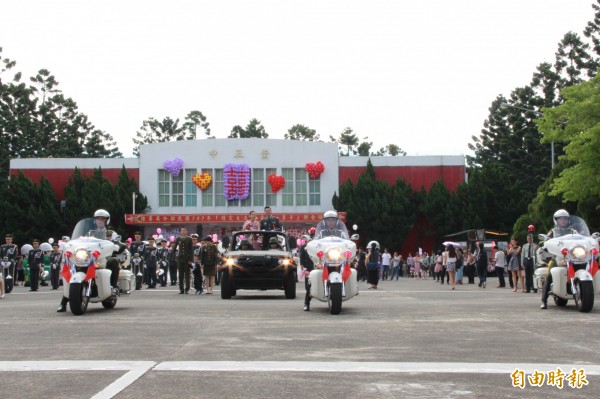 憲兵騎重機擔任婚禮前導。(記者許倬勛攝) 憲兵騎重機擔任婚禮前導。(記者許倬勛攝)