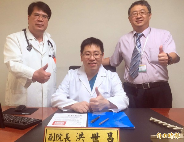 衛福部南投醫院急診醫學科主任洪世昌(中)接任副院長一職,「大洪」洪弘昌(右)及醫務秘書詹德欽(左)兩人,也給予祝福。(記者謝介裕攝)