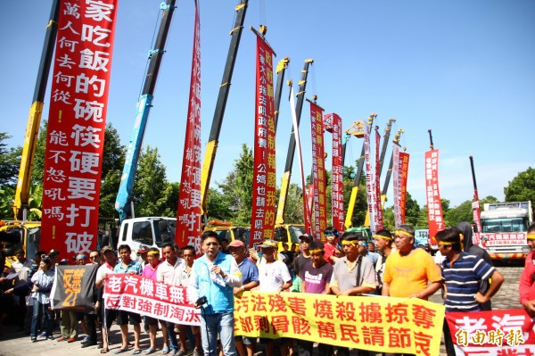 國民黨嘉義縣長參選人吳育仁參與老汽機車自救會抗議。(記者林宜樟攝)