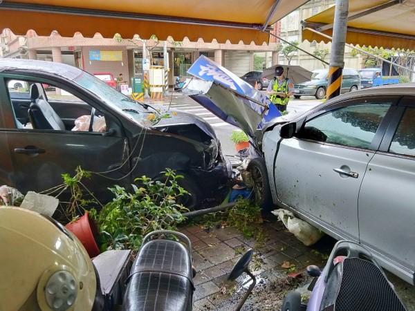 廂型車失控衝撞騎樓停放小客車,車頭受損嚴重。(記者張勳騰翻攝)