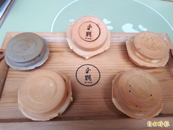 新竹市東南街爆紅的「小鵲SING」紅豆餅是4個年輕人的創業小店,所做的餡料都是當天現做,且跟一般餡料不同,吃起來讓人大大滿足又有飽足感。(記者洪美秀攝)
