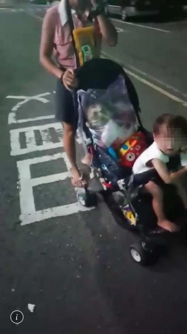1名婦人推著娃娃車帶年僅2歲的小孩溜達,娃娃車上還有許多袋疑似廚餘食物,鄰居制止無效。(翻攝臉書彰化人大小事)