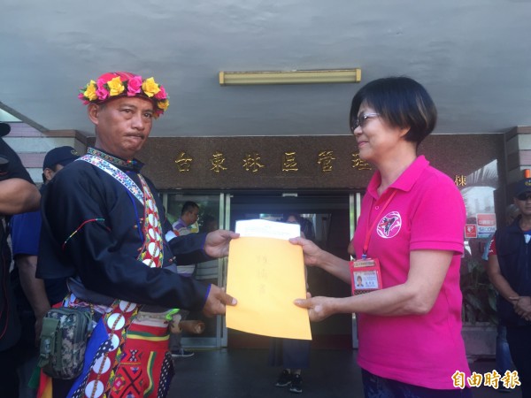 台東林管處長劉瓊蓮接受陳情書。(記者張存薇攝)
