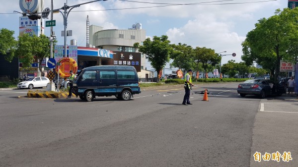小貨車車頭凹陷,擋風玻璃脫落,橫擺在路上,轎車則衝到路肩。(記者彭健禮攝)
