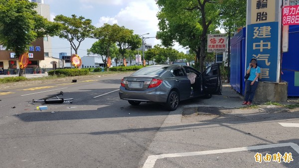 小貨車車頭凹陷,擋風玻璃脫落,橫擺在路上,轎車則衝到路肩。(記者彭健禮攝)