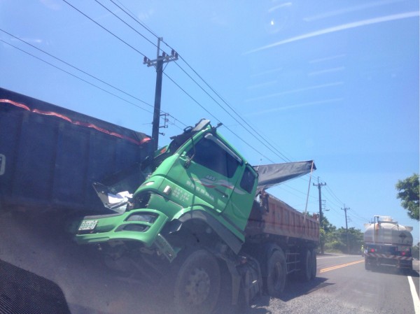 頭城濱海公路砂石車追撞施工車輛,駕駛輕傷。(記者林敬倫翻攝)