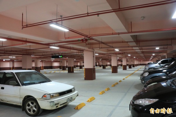 斥資2億的竹南國中地下停車場今天試營運,可提供205個汽車停車空間。(記者鄭名翔攝)