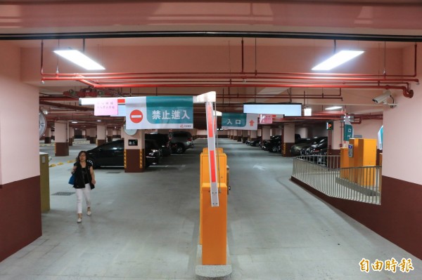 斥資2億的竹南國中地下停車場今天試營運,可提供205個汽車停車空間。(記者鄭名翔攝)