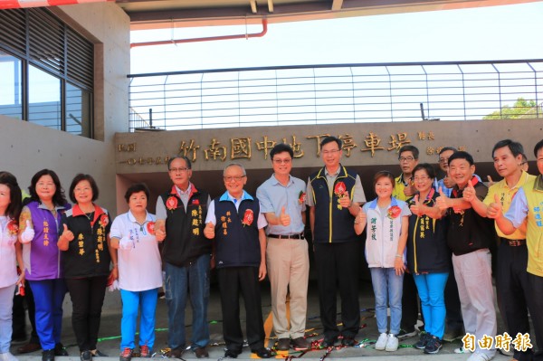 苗栗縣長徐耀昌、立委陳超明、竹南鎮長康世明及地方各級民代都一齊見證揭牌。(記者鄭名翔攝)