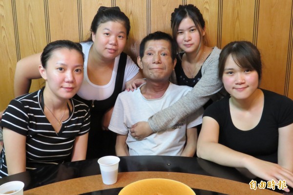 蘇慧君(右)4姊妹幫癌末父親慶祝父親節,感激他的養育之恩。(記者蔡彰盛攝)