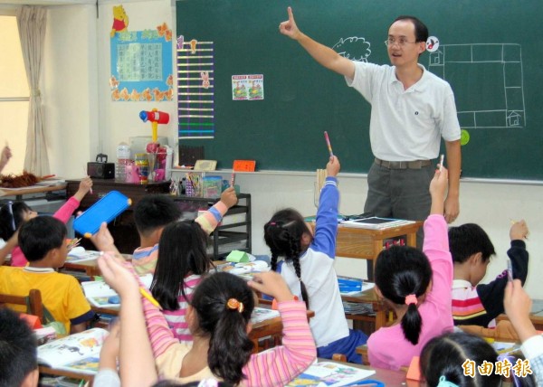 南投市平和國小英文老師李宏哲教學認真,深受學生敬愛。(記者謝介裕攝)