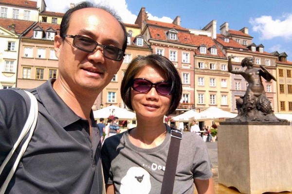 南投市平和國小英文老師李宏哲夫婦,在波蘭旅遊獲邀與波蘭總統喝下午茶,令夫婦倆终生難忘。(李宏哲提供)