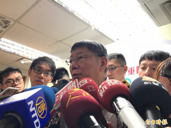 柯文哲今大嘆不該為了一個人、一個派系的利益,把整個民進黨拖下水,並以「應該是狗搖尾巴,不是尾巴搖狗」比喻,強調他認為一個參選人的發言人不應當出來講這種話。(記者沈佩瑤攝)