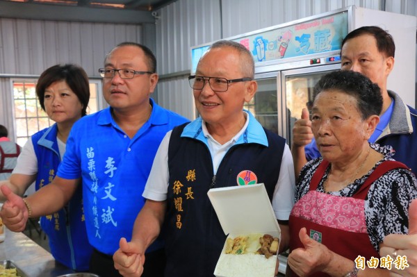 苗栗縣議員李文斌(左二)請媽媽(右一)每天帶領志工提供愛心便當。(記者鄭名翔攝)