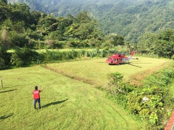 小黑熊搭乘黑鷹直升機降落特生中心。(林務局提供)