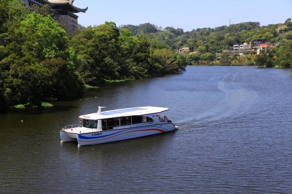 新竹縣峨眉鄉公所8月正式推出峨眉湖綠能電動遊艇環湖觀光,地方肯定綠色觀光,建議提升解說服務品質,以地方特色打造台3線新亮點。(峨眉鄉公所提供)