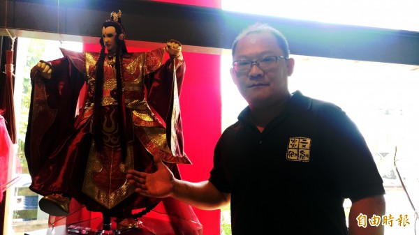 徐建彰以父親徐炎卿小名創作「炎鉉君」,獲得雲林雲創點睛獎。(記者廖淑玲攝)