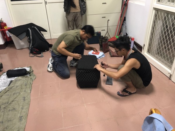 南安小黑熊由空勤運送至特生中心展開移地野放訓練,工作人員還在運送小黑熊的籠子外包覆隔音棉,減少飛行噪音。(林務局花蓮林管處提供)