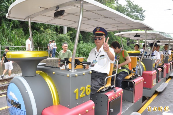 苗栗縣府邀請台鐵舊山線勝興車站老站長及站務人員體驗搭乘鐵道自行車。(記者彭健禮攝)