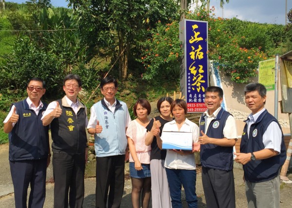 移民行動列車的官員,探訪成功融入台灣的新住民黃智善(右3)。(移民署提供)
