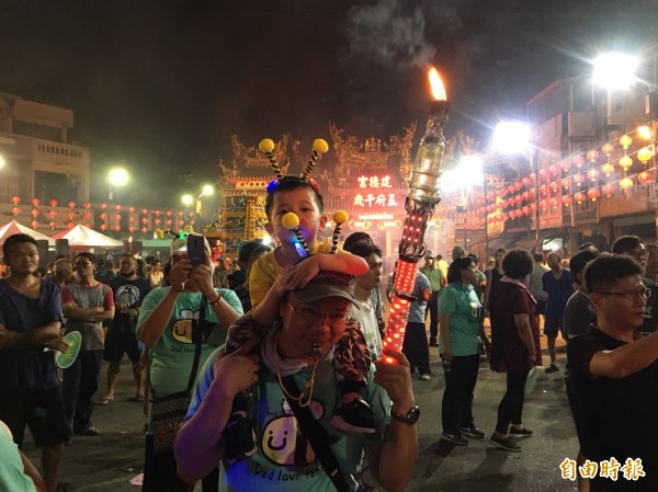 過溝建德宮「火燈夜巡」熱鬧登場,布袋過溝庄宛如不夜城。(記者蔡宗勳攝)