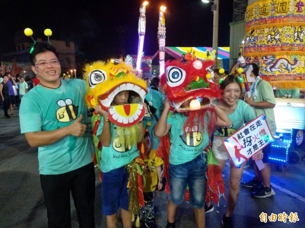 火燈夜巡熱鬧登場,大人小孩都來湊熱鬧。(記者蔡宗勳攝)