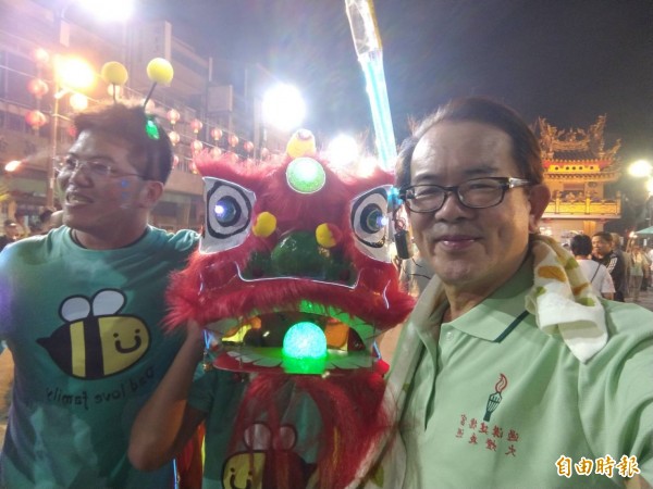 過溝建德宮火燈夜巡熱鬧登場。(記者蔡宗勳攝)