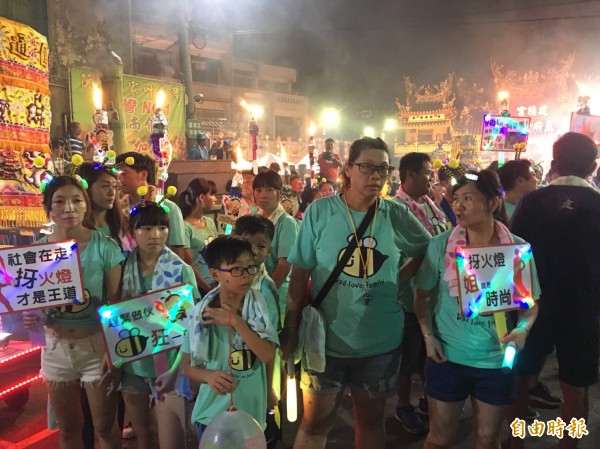 火燈夜巡,大小朋友high起來。(記者蔡宗勳攝)