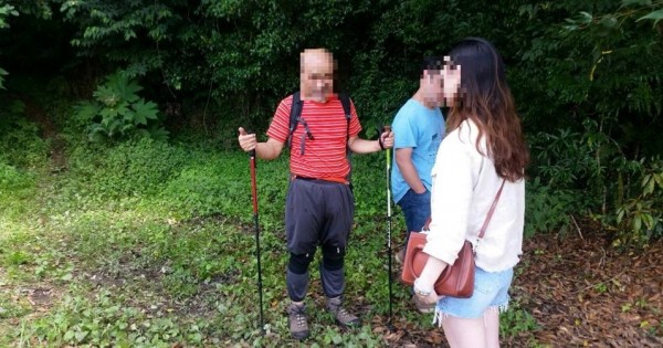 新竹縣尖石鄉警消經過13個小時全力搜尋,8日上午在養老山三角點,尋獲徐姓和廖姓兩名男子,並已平安護送下山,搜救人員今晨6點再度上山搜尋另一名失聯的王男。 (記者廖雪茹翻攝)