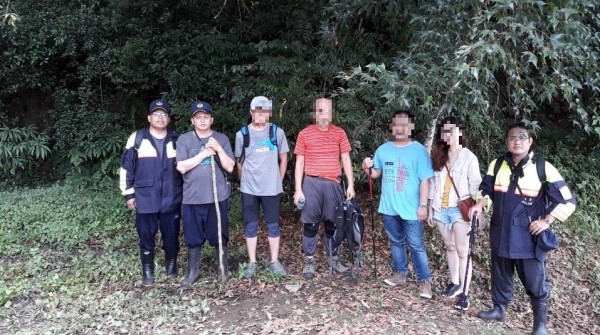 新竹縣尖石鄉警消經過13個小時全力搜尋,8日上午在養老山三角點,尋獲徐姓和廖姓兩名男子,並已平安護送下山,搜救人員今晨6點再度上山搜尋另一名失聯的王男。 (記者廖雪茹翻攝)