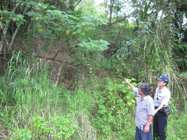 李男帶著警方到獵捕山羌處。(記者王秀亭翻攝)