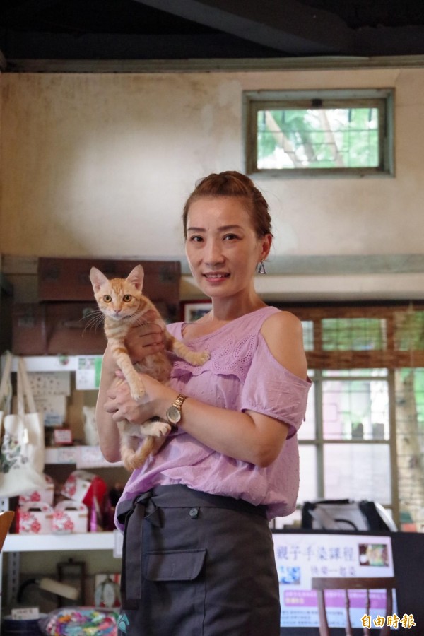 徐圓榕是愛貓一族,她歡迎顧客攜帶寵物來用餐。(記者曾迺強攝)