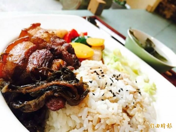 沒在菜單上的「私房爌肉飯」,以3層五花肉淋上蒜頭、紅蔥酥乾煎,散出焦香後放入米酒、醬油熬滷3小時,出鍋後夾2大塊肉塊在白飯上,既美味又下飯。(記者曾迺強攝)