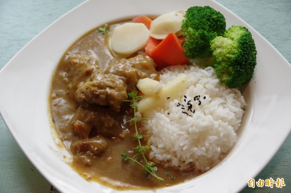 咖哩飯也是熱銷商品之一。(記者曾迺強攝)