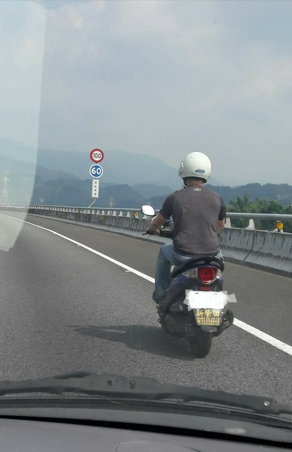 這部普通重型機車騎上國6,大剌剌地騎在外側車道上。(民眾提供)