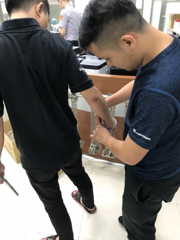 詐騙車手陳姓嫌疑人在7月某個下午短短半個小時,即在竹東3處金融機構提款合計12次,得手35萬元,最後還是被警方拘捕到案。 (記者廖雪茹翻攝)