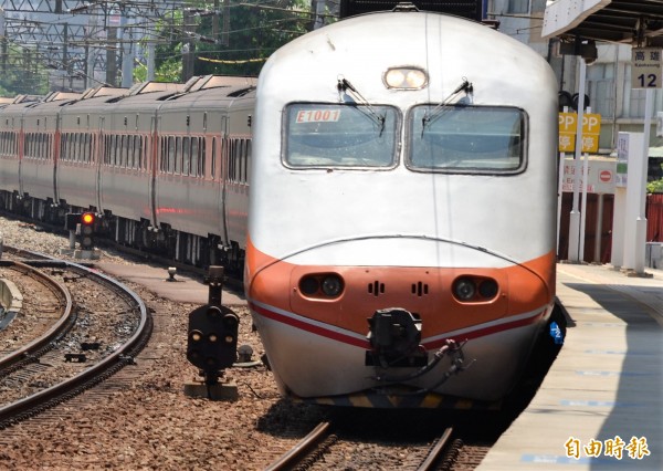 台鐵屏東線今年上半年的運量仍持續創高。(記者侯承旭攝)