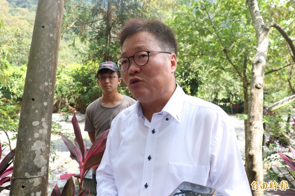 宜蘭縣代理縣長陳金德到場關心登革熱疫情。(記者林敬倫攝)