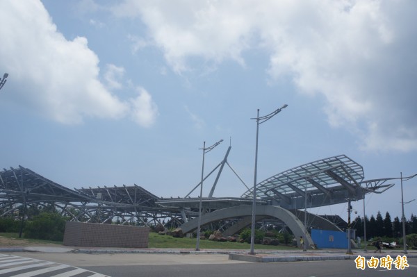 澎湖機場前太陽光電工程,疑為造成機場停電主因。(記者劉禹慶攝)