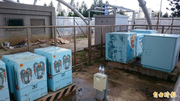 台電變電箱傳出保險絲燒毀,造成澎湖機場及興仁饋線五百餘戶用戶停電。(記者劉禹慶攝)