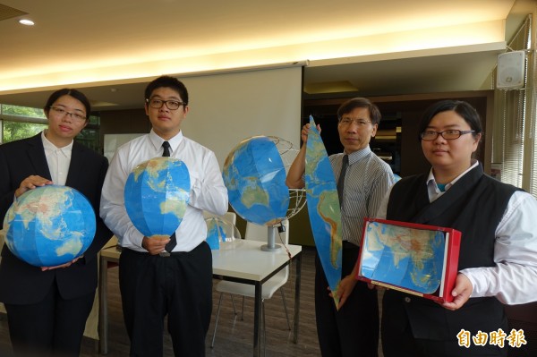 建國科技大學觀光系助理教授林志重(圖右二),以地圖葉片製成「凸面地球儀」,拿下今年東京天才發明展金牌獎。(記者劉曉欣攝)