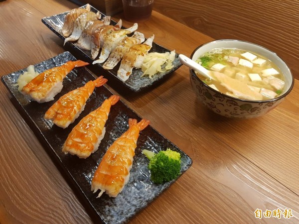 店內各式各樣的日式料理美食,讓人光是看的就垂涎三尺。(記者俞肇福攝)